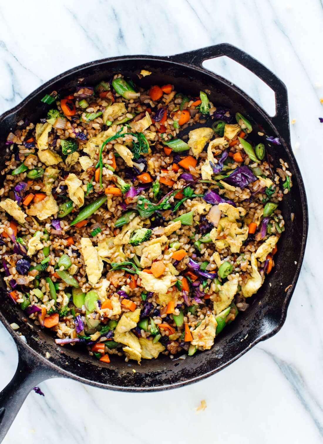 Learn how to make vegetable fried riceโit's a fun and satisfying dinner recipe! Vegetarian and gluten free. cookieandkate.com
